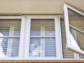 窗戶博士專業團隊正在進行台中隔音窗免拆除安裝